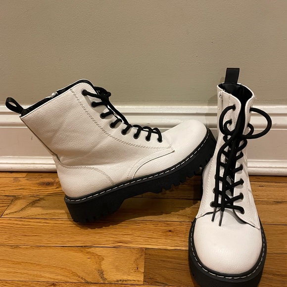 White boots - Picture 4 of 4